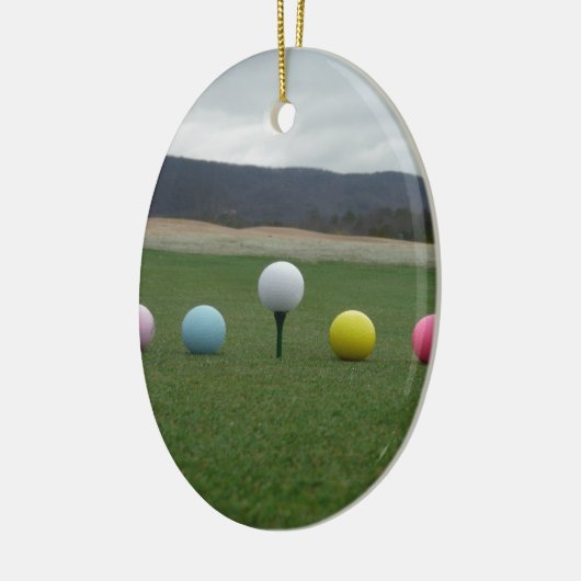 felgekleurde Golf Balls op een berg Keramisch Ornament (Links)