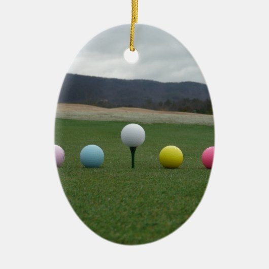 felgekleurde Golf Balls op een berg Keramisch Ornament (Voorkant)