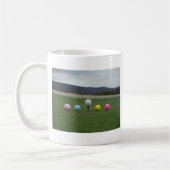 felgekleurde Golf Balls op een berg Koffiemok (Links)