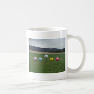 felgekleurde Golf Balls op een berg Koffiemok