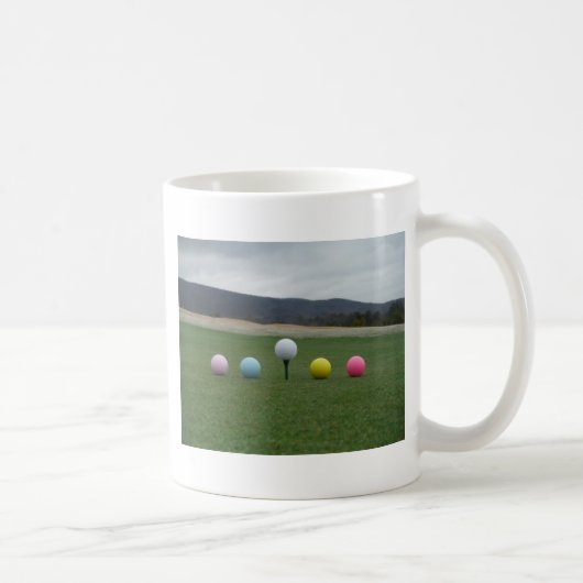 felgekleurde Golf Balls op een berg Koffiemok (Rechts)