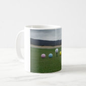 felgekleurde Golf Balls op een berg Koffiemok (Voorkant links)