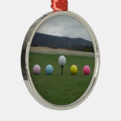 felgekleurde Golf Balls op een berg Metalen Ornament (Rechts)