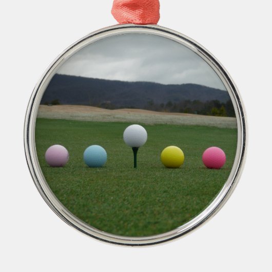 felgekleurde Golf Balls op een berg Metalen Ornament (Voorkant)