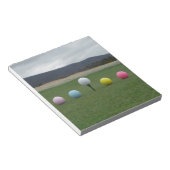 felgekleurde Golf Balls op een berg Notitieblok (Schuin)