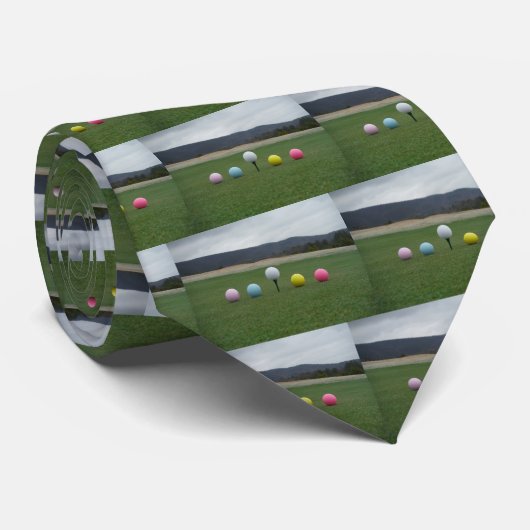 felgekleurde Golf Balls op een berg Stropdas (Opgerold)