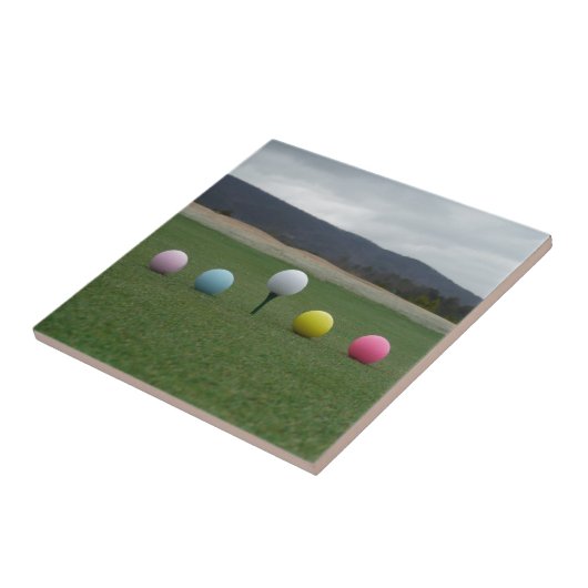 felgekleurde Golf Balls op een berg Tegeltje (Zijkant)