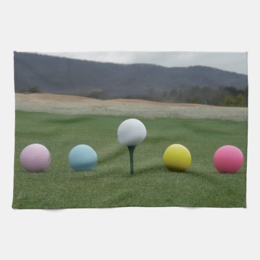 felgekleurde Golf Balls op een berg Theedoek (Horizontaal)
