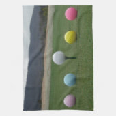 felgekleurde Golf Balls op een berg Theedoek (Verticaal)