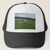 felgekleurde Golf Balls op een berg Trucker Pet (Voorkant)