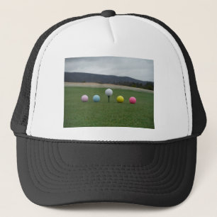felgekleurde Golf Balls op een berg Trucker Pet
