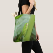felgroene kikker op een canvas tas (Dichtbij)