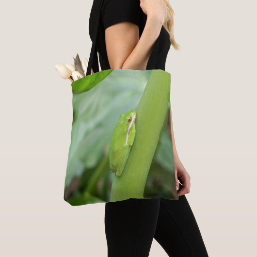 felgroene kikker op een canvas tas (Dichtbij)