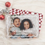 Felices Fiestas | Borde Ondulado Retro con Foto Feestdagenkaart<br><div class="desc">Esta tarjeta navideña Presenta su foto favorita enmarcada por un borde blanco ondulado. El mensaje "Felices Fiestas" aparece en una tipografía divertida, con el nombre de su familia debajo en letra cursiva. El reverso de la tarjeta destaca con un patrón retro de cuadros ondulados. Perfecta para compartir el espíritu festivo...</div>
