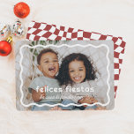 Felices Fiestas | Borde Ondulado Retro con Foto Feestdagenkaart<br><div class="desc">Esta tarjeta navideña Presenta su foto favorita enmarcada por un borde blanco ondulado. El mensaje "Felices Fiestas" aparece en una tipografía divertida, con el nombre de su familia debajo en letra cursiva. El reverso de la tarjeta destaca con un patrón retro de cuadros ondulados. Perfecta para compartir el espíritu festivo...</div>