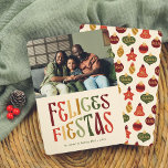 Felices Fiestas Postal de Navidad Retro con Foto Feestdagenkaart<br><div class="desc">¡Una post navideña con un estilo retro y divertido! Ideale para quienes desean algo origineel. La foto de su familia se presenta en un formato horizontale en la parte superior de la tarjeta. Justo debajo, el mensaje "Felices Fiestas" se muestra en una tipografía y llamativa, con una paleta de colores...</div>