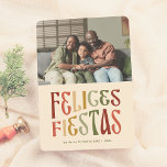 Felices Fiestas Postal de Navidad Retro con Foto Feestdagenkaart<br><div class="desc">¡Una post navideña con un estilo retro y divertido! Ideale para quienes desean algo origineel. La foto de su familia se presenta en un formato horizontale en la parte superior de la tarjeta. Justo debajo, el mensaje "Felices Fiestas" se muestra en una tipografía y llamativa, con una paleta de colores...</div>