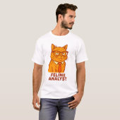 Feline Analyst – Funny Retro Cat Gift T-shirt (Voorkant volledig)