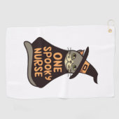 Feline Fun Meets Medische Magie - Een Spooky Verpl Golfhanddoek (Horizontaal)