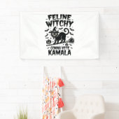 Feline Witchy gaat Kamala Halloween stemmen Spandoek (Insitu)