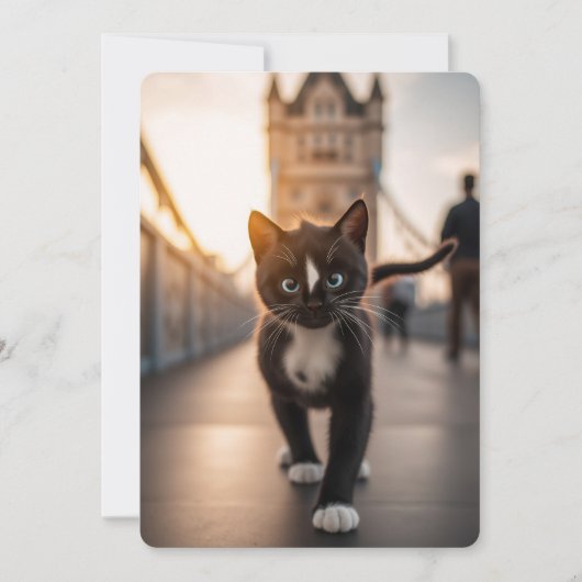 Felini die over de Tower Bridge wandelt: een Londe Feestdagenkaart (Voorkant)