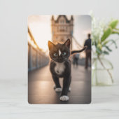 Felini die over de Tower Bridge wandelt: een Londe Feestdagenkaart (Staand voorkant)