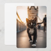 Felini die over de Tower Bridge wandelt: een Londe Feestdagenkaart (Voorkant / Achterkant)