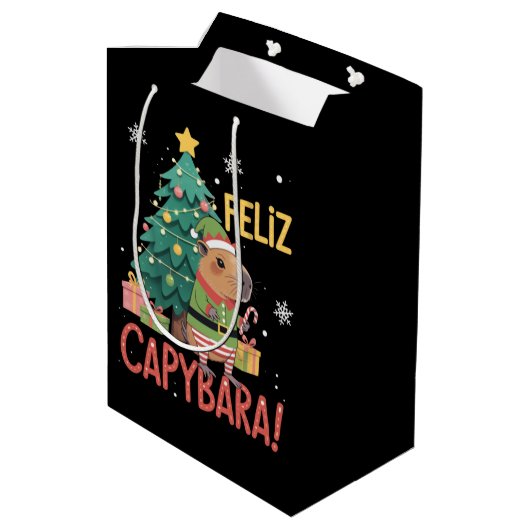 Feliz Capybara Elf Xmas Christmas Tree  Medium Cadeauzakje (Achterkant Gekanteld)