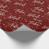 Feliz Natal Golden Script Custom Name Burgundy Red Cadeaupapier (Hoek)