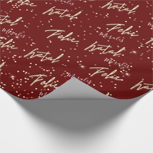 Feliz Natal Golden Script Custom Name Burgundy Red Cadeaupapier (Hoek)