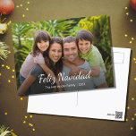 Feliz Navidad Modern Christmas Family Foto Feestdagenkaart<br><div class="desc">Feliz Navidad Christmas Photo Holiday briefkaart,  met een modern familie- en scripttypografisch ontwerp. Met witte aanpasbare letters voegt u uw eigen gegevens toe. Je vervangt de foto ook door je eigen afbeelding. Een feestelijke en unieke manier om geliefden een vrolijk kerstfeest in het Spaans te wensen.</div>