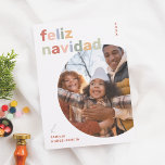 Feliz Navidad | Postal Colorida y Moderna 2 foto's Feestdagenkaart<br><div class="desc">Llene de color y alegría sus saludos navideños con esta tarjeta de Navidad. Esta postale presenteert een "Feliz Navidad" en letras de tonos pastel divertidos, junto een una foto vertrouwd en formato circulaire. Este diseño resalta su retrato familiare de manera origineel. El año está escrito verticalmente en la esquina superior...</div>