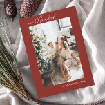 Feliz Navidad Retro Script Foto Rode Vakantie Kaar Feestdagenkaart<br><div class="desc">Celebra la temporada festiva con un toque de elegancia personal. Presentamos nuestra tarjeta de felicitación de Navidad minimalista, dissiñada exclusivamente para aquellos que aprecian la simplicidad con un toque de nostalgia. En el frente, muestra tu foto más preciada, creando un punto focal sentimenteel. Encima de tu imagen, la frase "Feliz...</div>