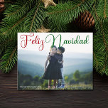 Feliz Navidad Rood Groen Script Foto Spaans Feestdagenkaart<br><div class="desc">Modern Feliz Navidad familie foto briefkaart met mooie kalligrafie in rood en groen. Deze prachtige briefkaarten met vakantiefoto’s van Spaans kerstfeest hebben een prachtig script en jouw naam in het wit over het volledige horizontale afbeelding.</div>