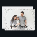 Feliz navidad sterren foto vakantie kaart<br><div class="desc">Feliz Navidad heeft een fotokaart. Met een modern zwart-wit ontwerp kan de achtergrondkleur worden aangepast aan uw stijl.</div>