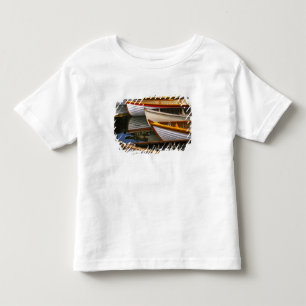 Felle gekleurde boten bij het Wooden Boat Center Kinder Shirts