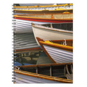 Felle gekleurde boten bij het Wooden Boat Center Notitieboek