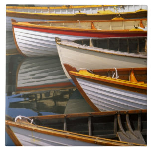Felle gekleurde boten bij het Wooden Boat Center Tegeltje