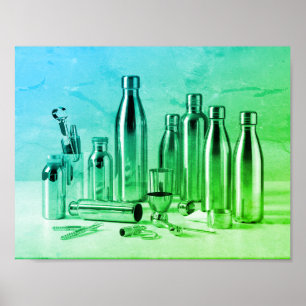 Felle groene stalen waterflessen op een retro muur poster
