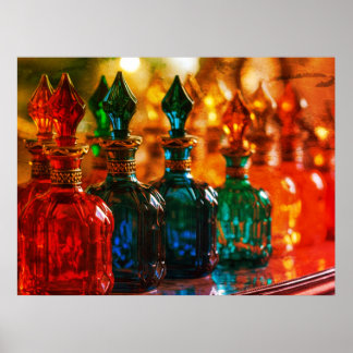 Felle kleuren op antieke parfumflessen aan een muu poster