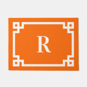 Felle oranje en witte Griekse sleutelrandmonogram Deurmat (Voorkant)