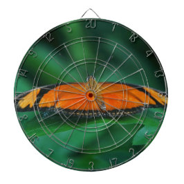 Felle oranje en zwarte vlinder op blad dartbord