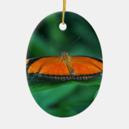 Felle oranje en zwarte vlinder op blad keramisch ornament