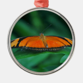 Felle oranje en zwarte vlinder op blad metalen ornament