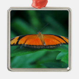 Felle oranje en zwarte vlinder op blad metalen ornament