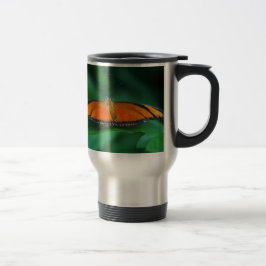 Felle oranje en zwarte vlinder op blad reisbeker