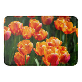 Felle oranje tulpen in het park badmat