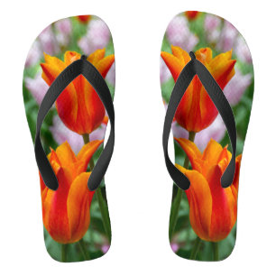 Felle oranje tulpen in het park teenslippers