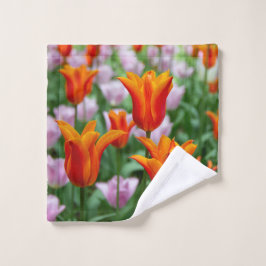Felle oranje tulpen in het park washandje