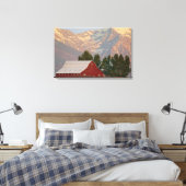 Felle rode schuur tegen de Mission Mountains in Canvas Afdruk (Insitu (Slaapkamer))
